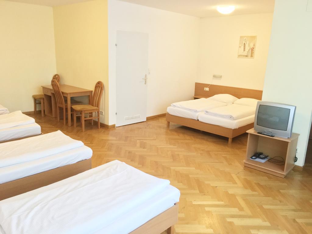 Sextuple Room