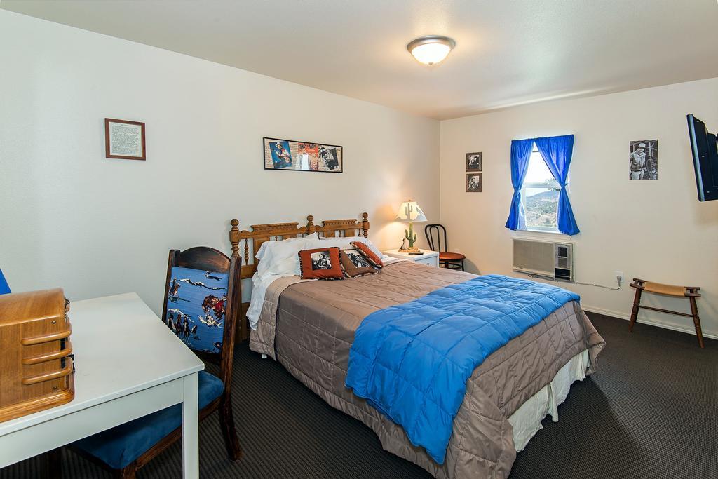 Silver Screen Cowboy Room One Queen Bed Shower