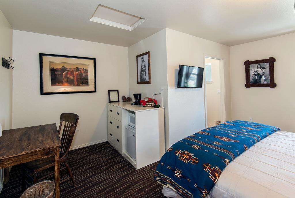 Paiute Indian Room One King Bed Shower