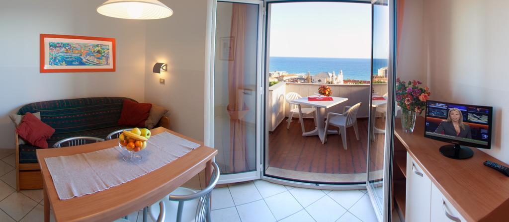 One-Bedroom Apartment Balcony Sea View,319389049:JPEG