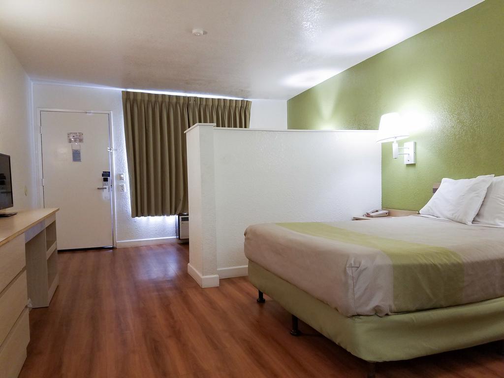 Queen Room - Non-Smoking