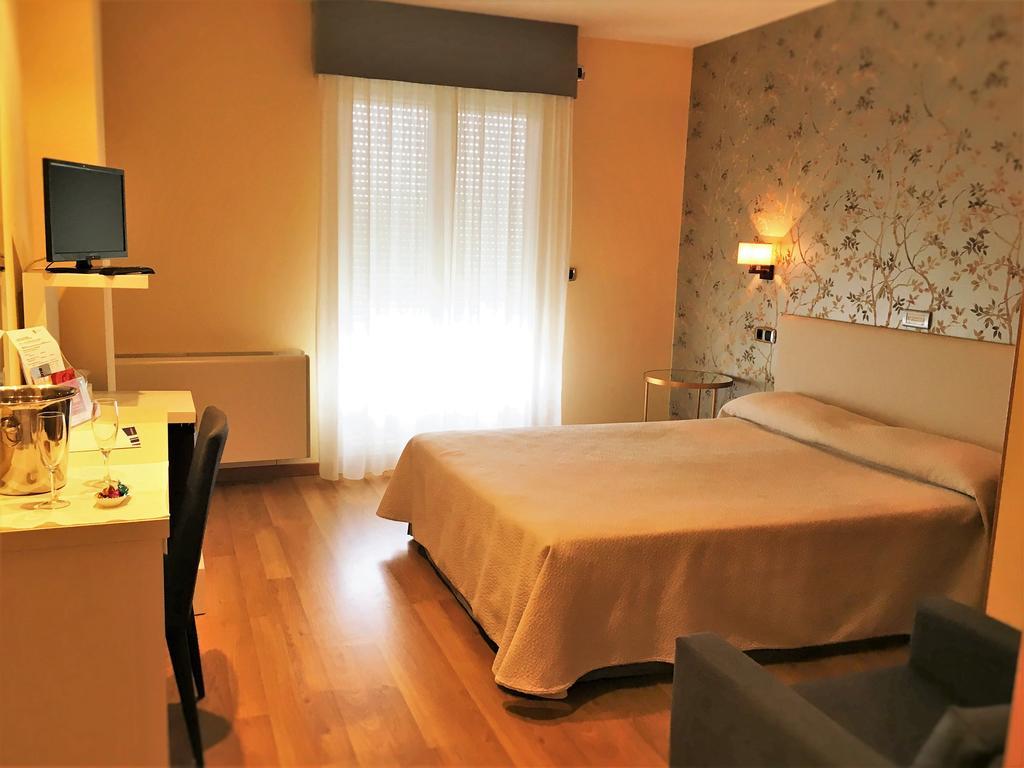 Double or Twin Room,328021006:JPEG
