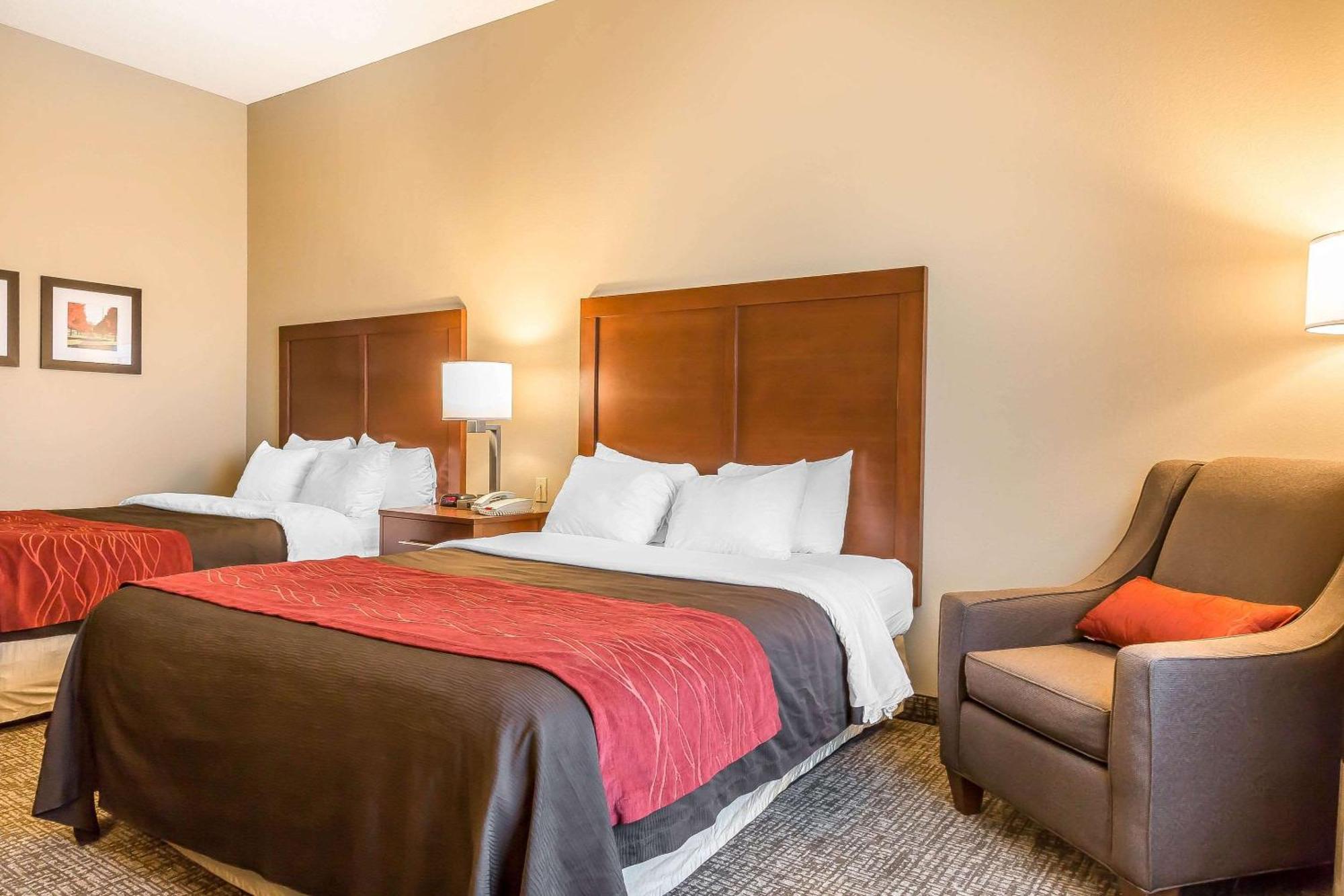 Queen Room with Two Queen Beds - Non-Smoking,566746383:JPEG