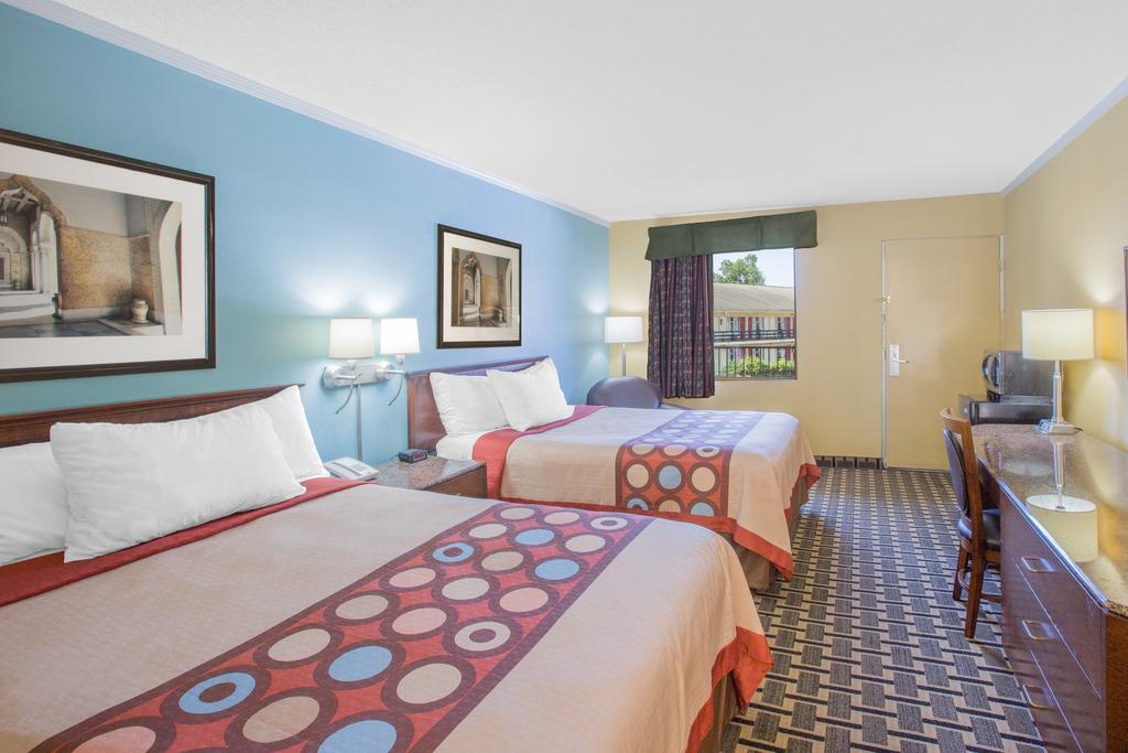 Deluxe King Room - Non-Smoking