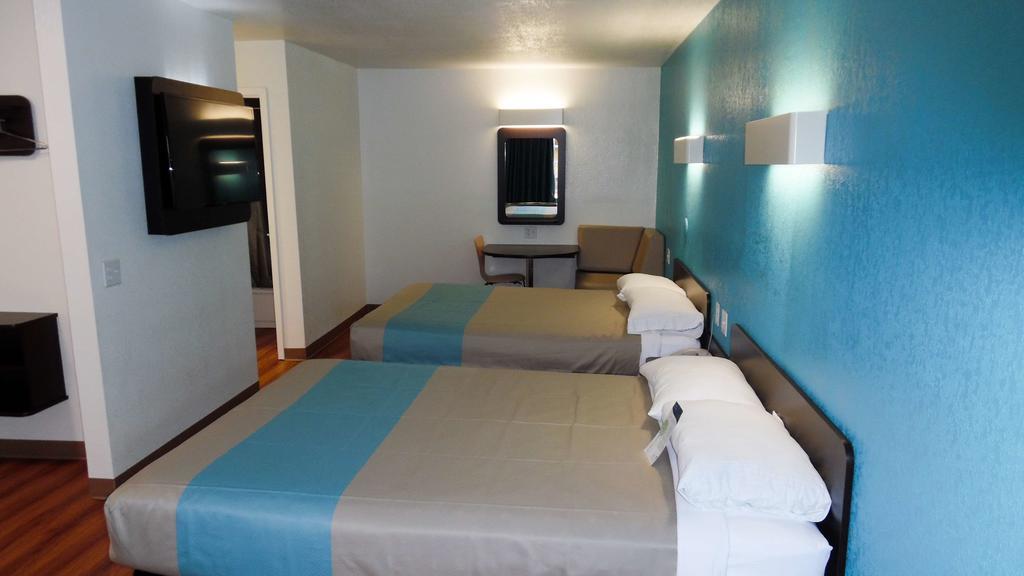 Deluxe Queen Room with Two Queen Beds - Non-Smoking