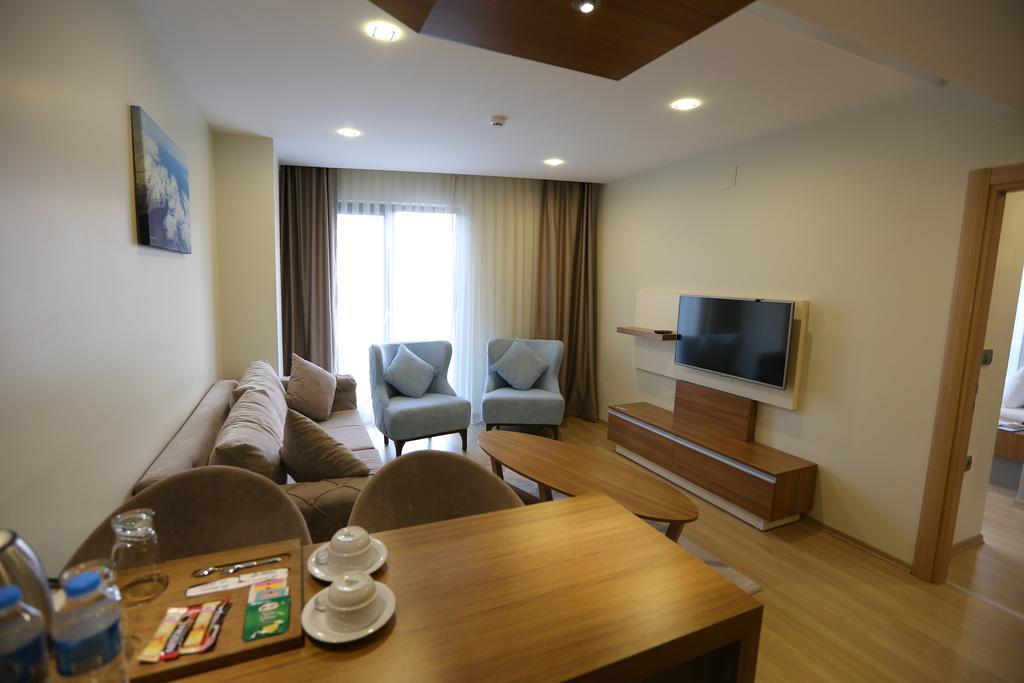 Two-Bedroom Apartment with Balcony and City View