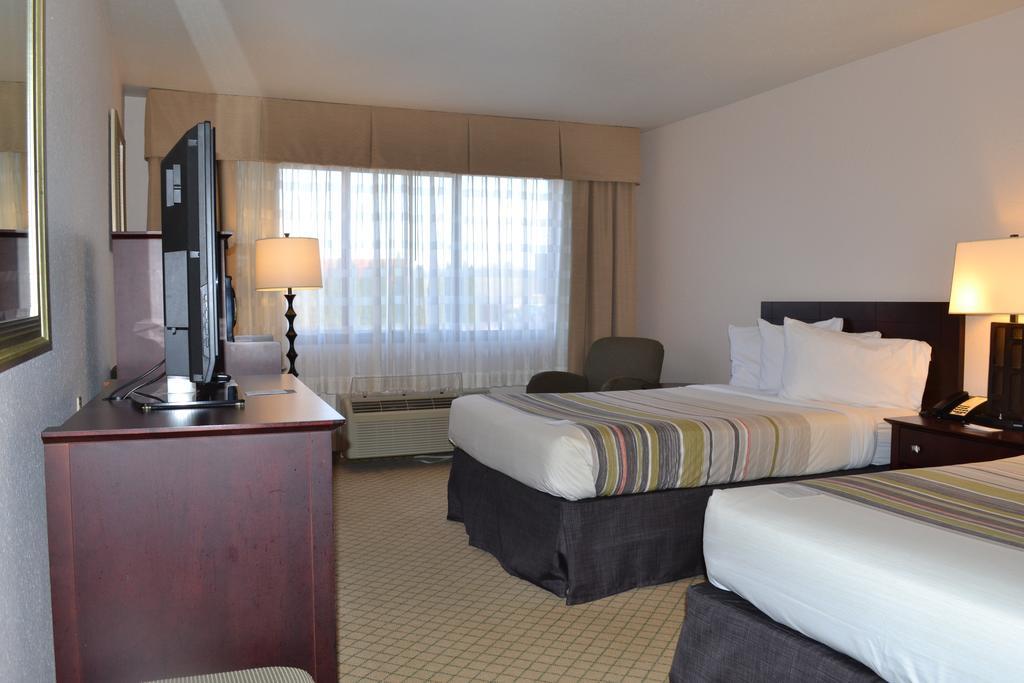 Double Room with Two Queen Beds - Roll In Shower/Non-Smoking