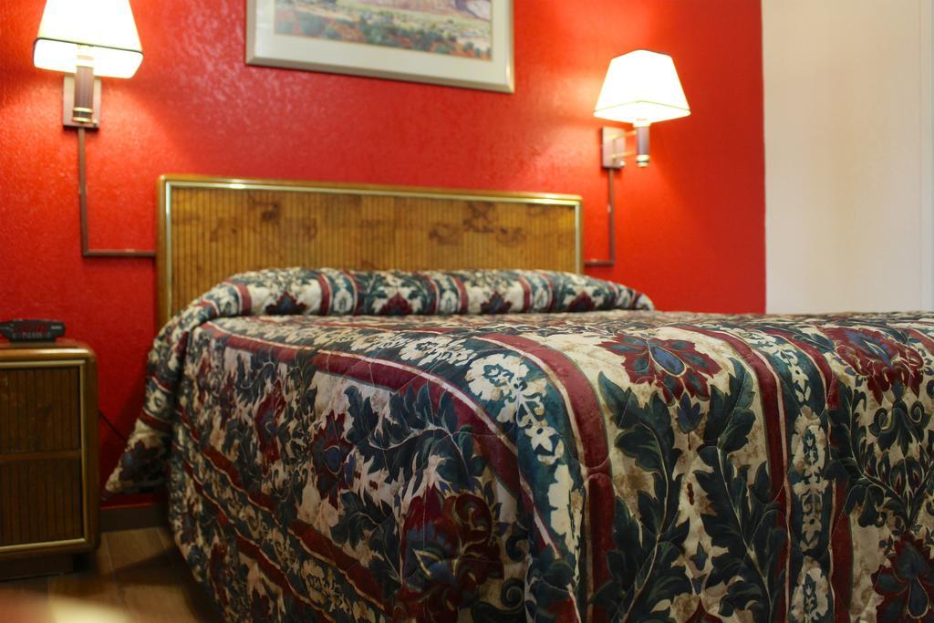 Queen Room - Non-Smoking