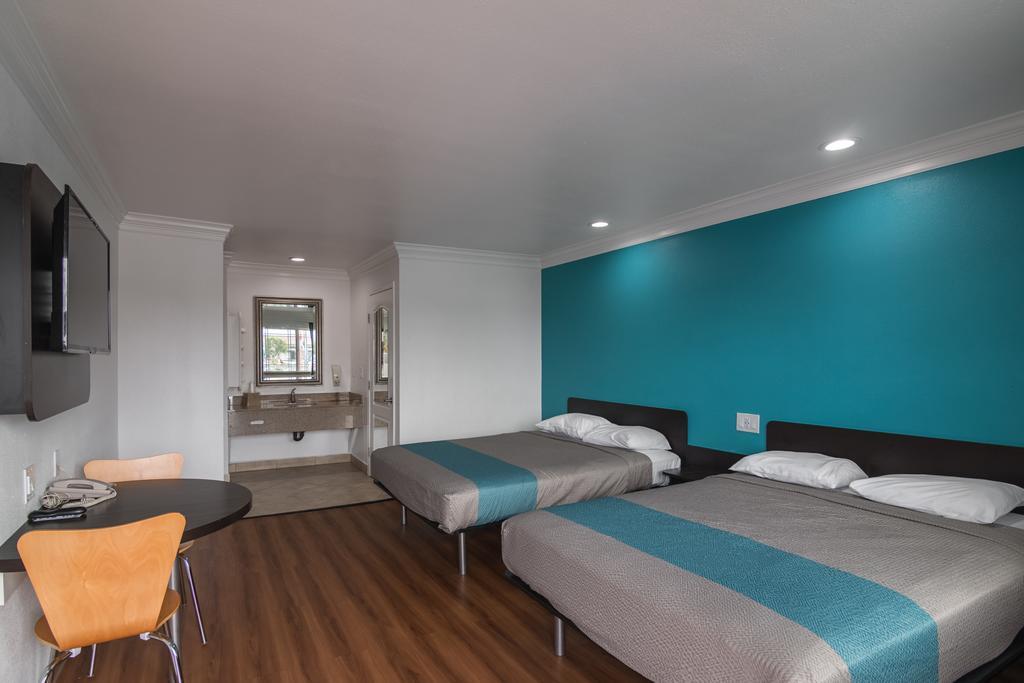Deluxe Queen Room with Two Queen Beds - Smoking