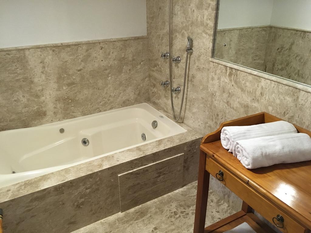 Suíte Deluxe com Banheira de Hidromassagem