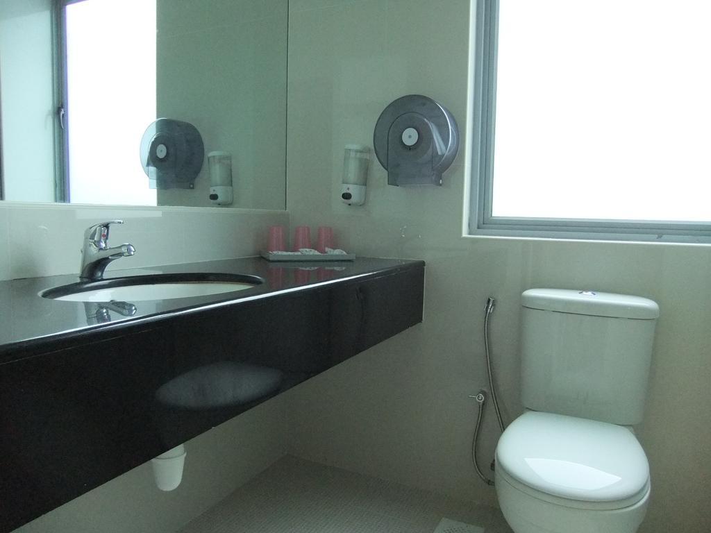 Standard Queen Single Room