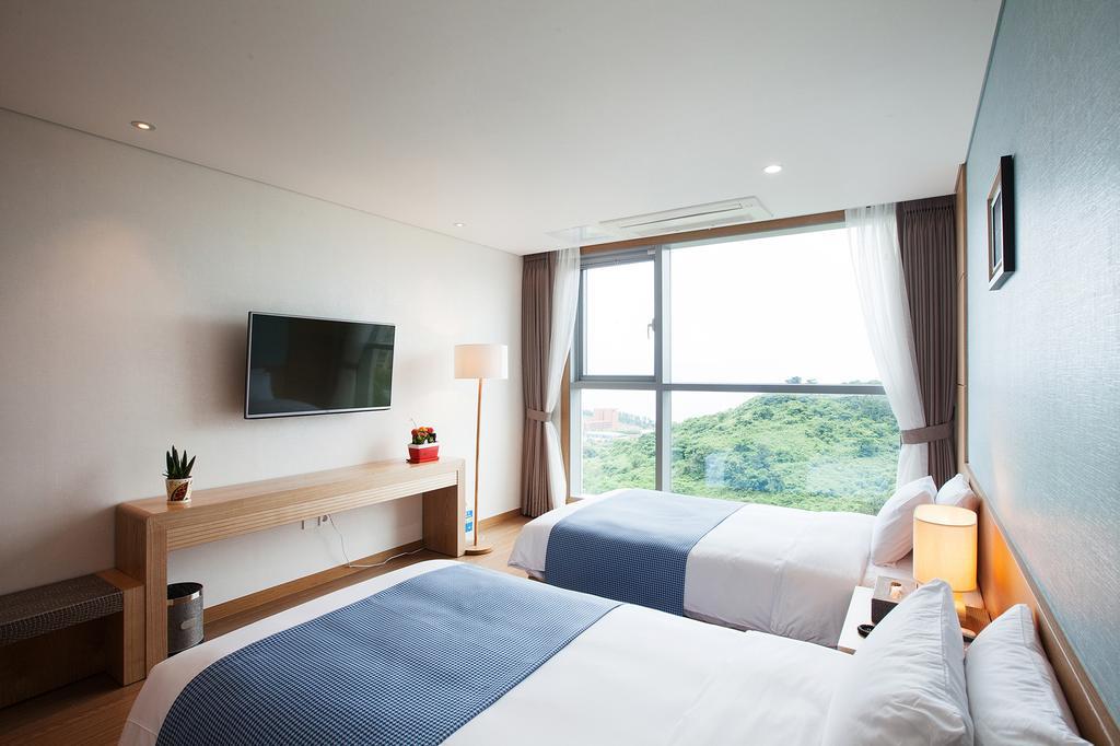 Deluxe Family Twin Room with Mountain View