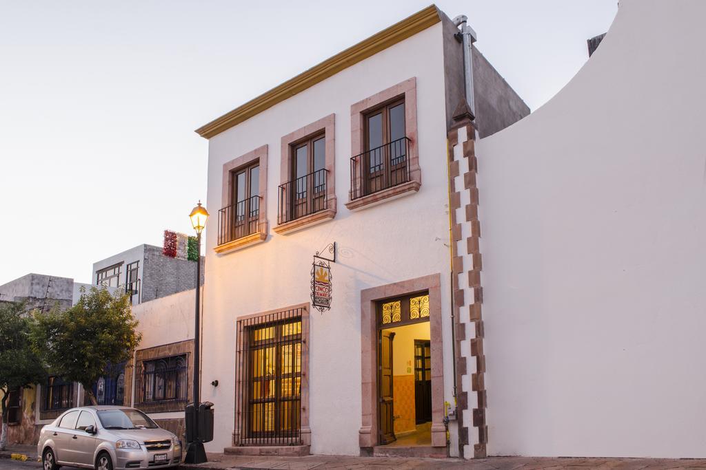 Suite con cama grande y balcón