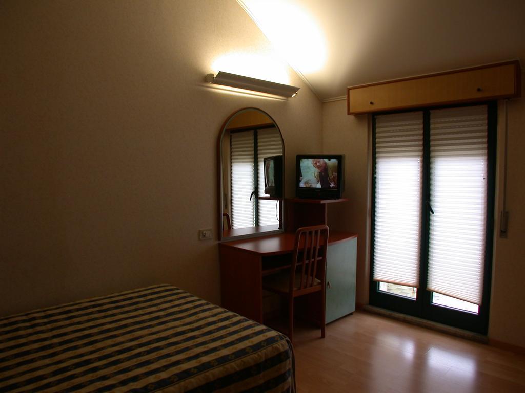 Classic Triple Room,711919894:JPEG