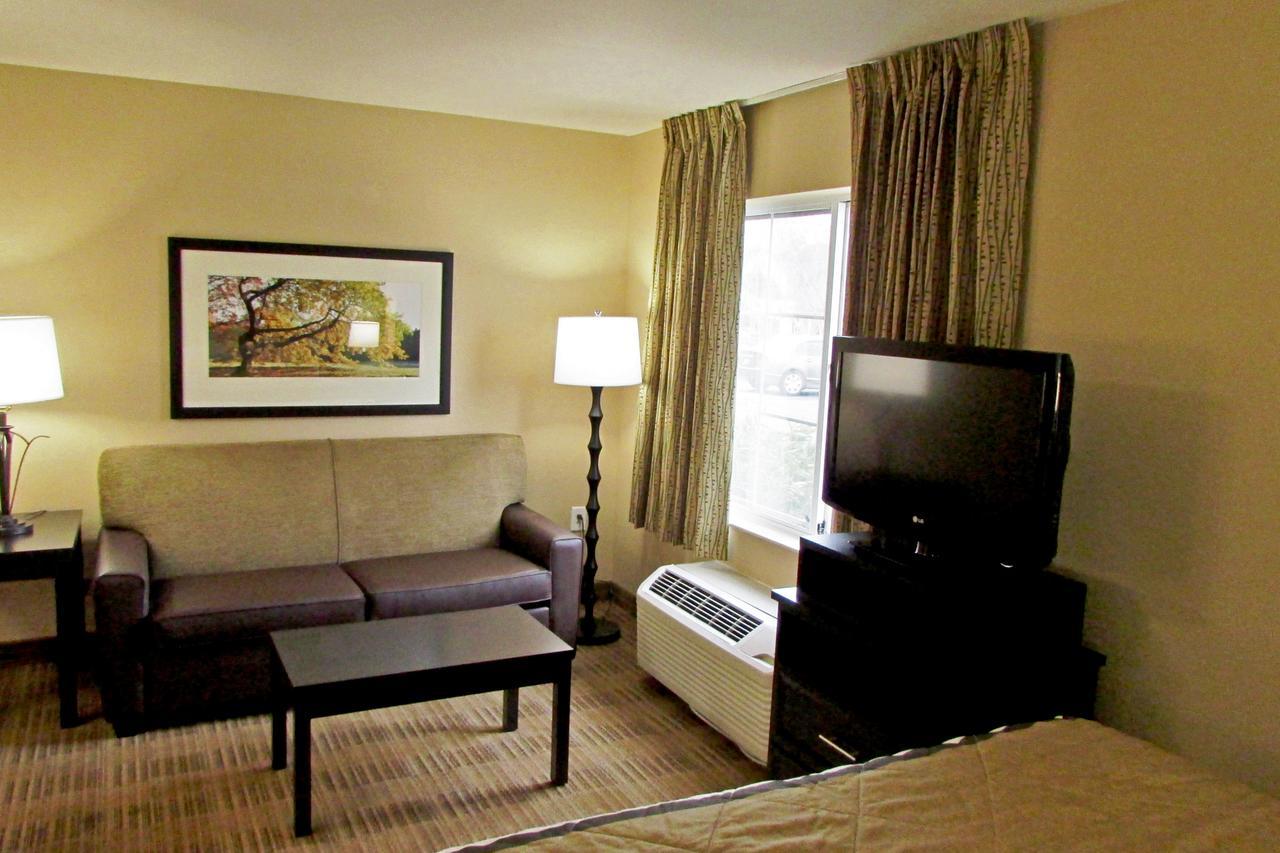 Deluxe Studio with 1 Queen Bed - Non-Smoking