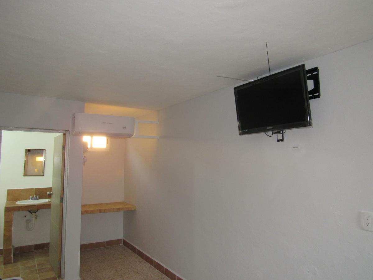 Quarto com 2 Camas de Solteiro e Banheiro Privativo
