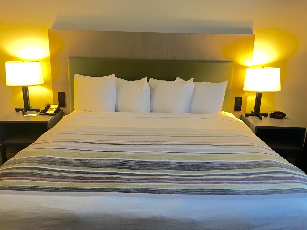 One-Bedroom Queen Suite Non-Smoking
