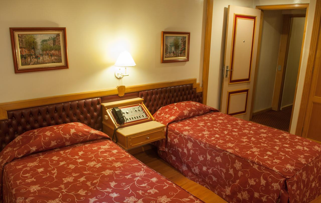 Quarto com 2 Camas de Solteiro e Banheiro
