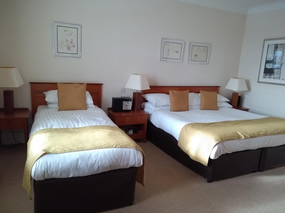 Family Room with One King Bed and Two Single Beds - Non-Smoking
