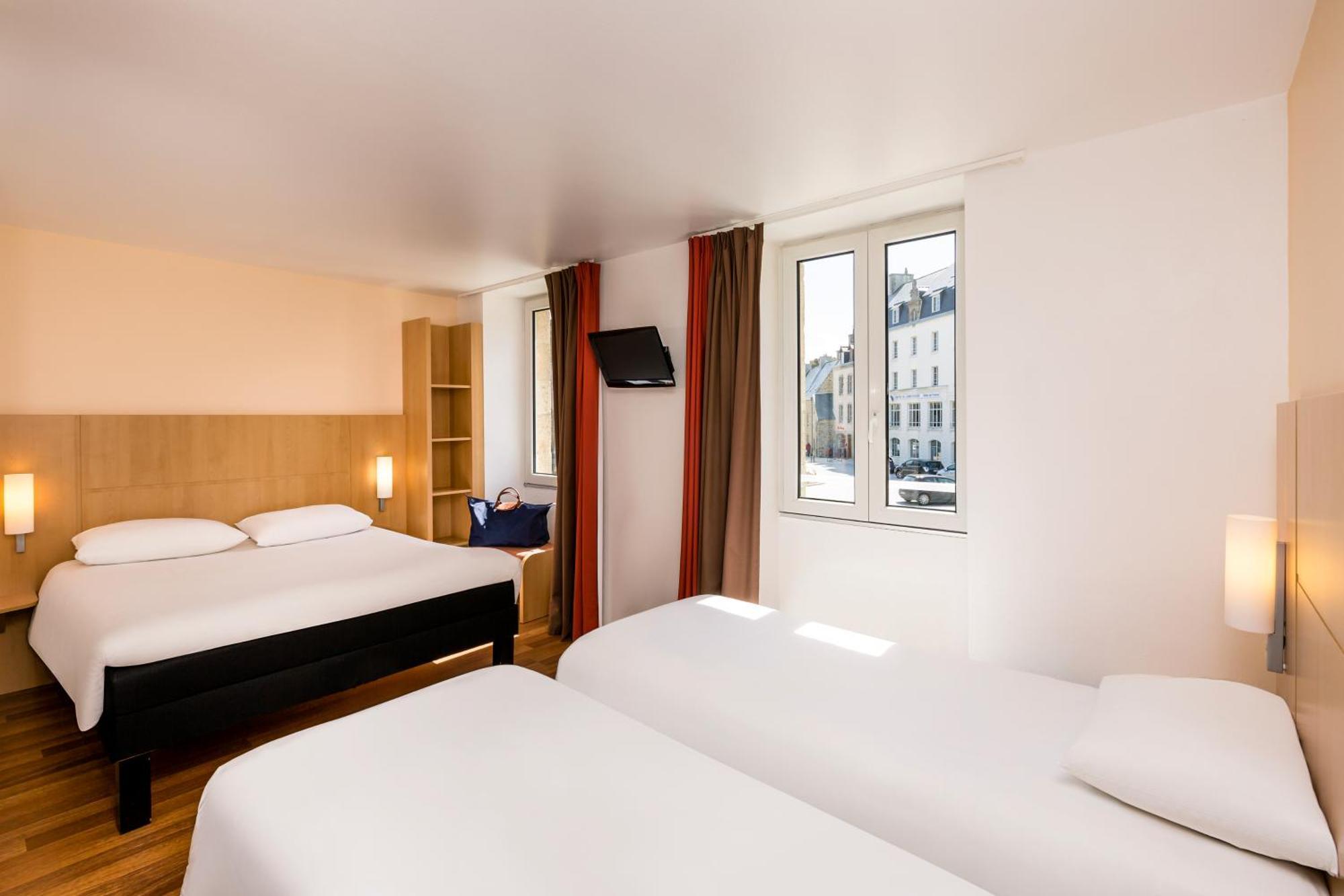 Chambre Standard avec 1 Lit Double et 2 Lits Simples
