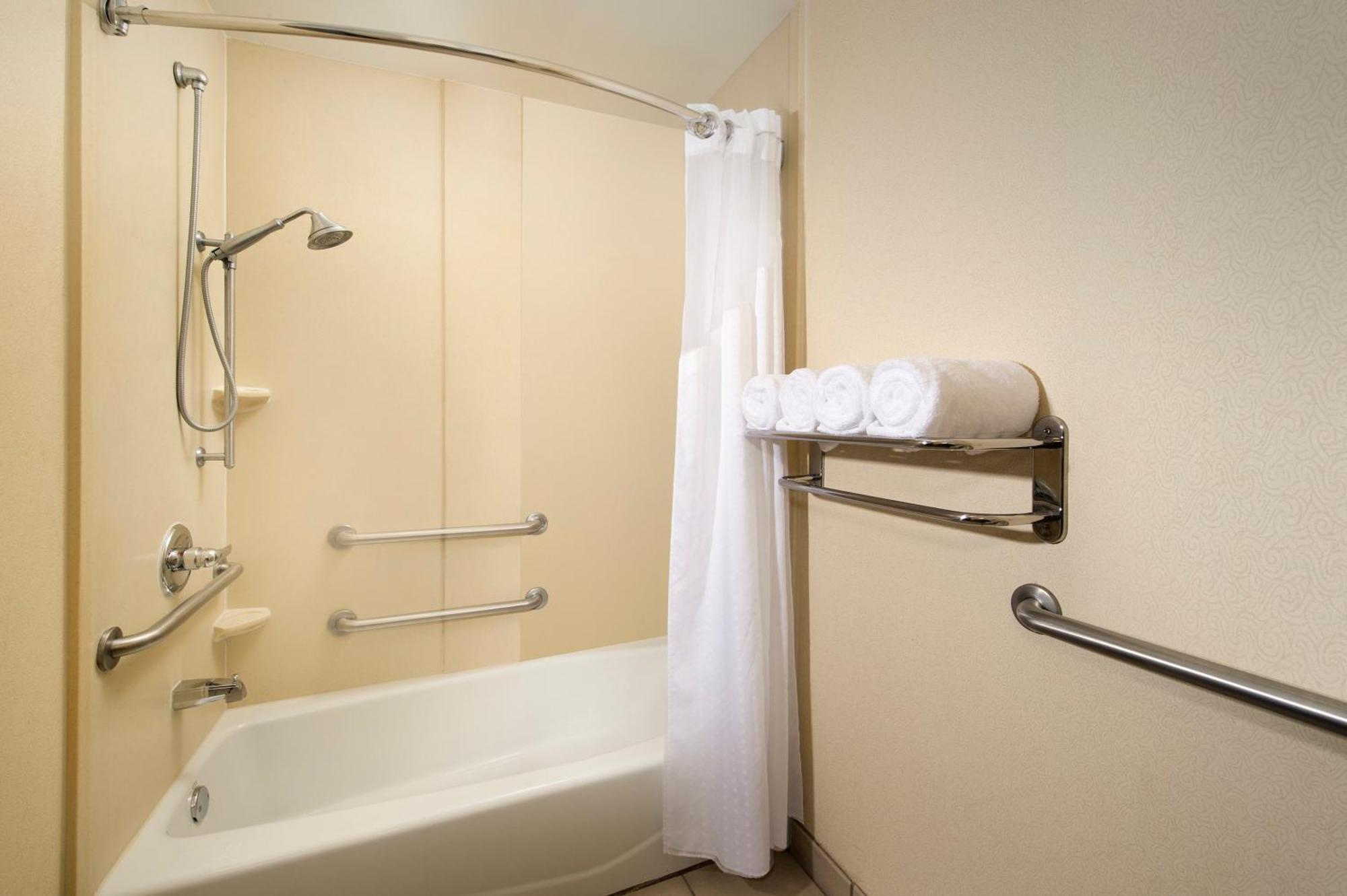 King Room Mobility Access Tub Non-Smoking,1275507511:JPEG