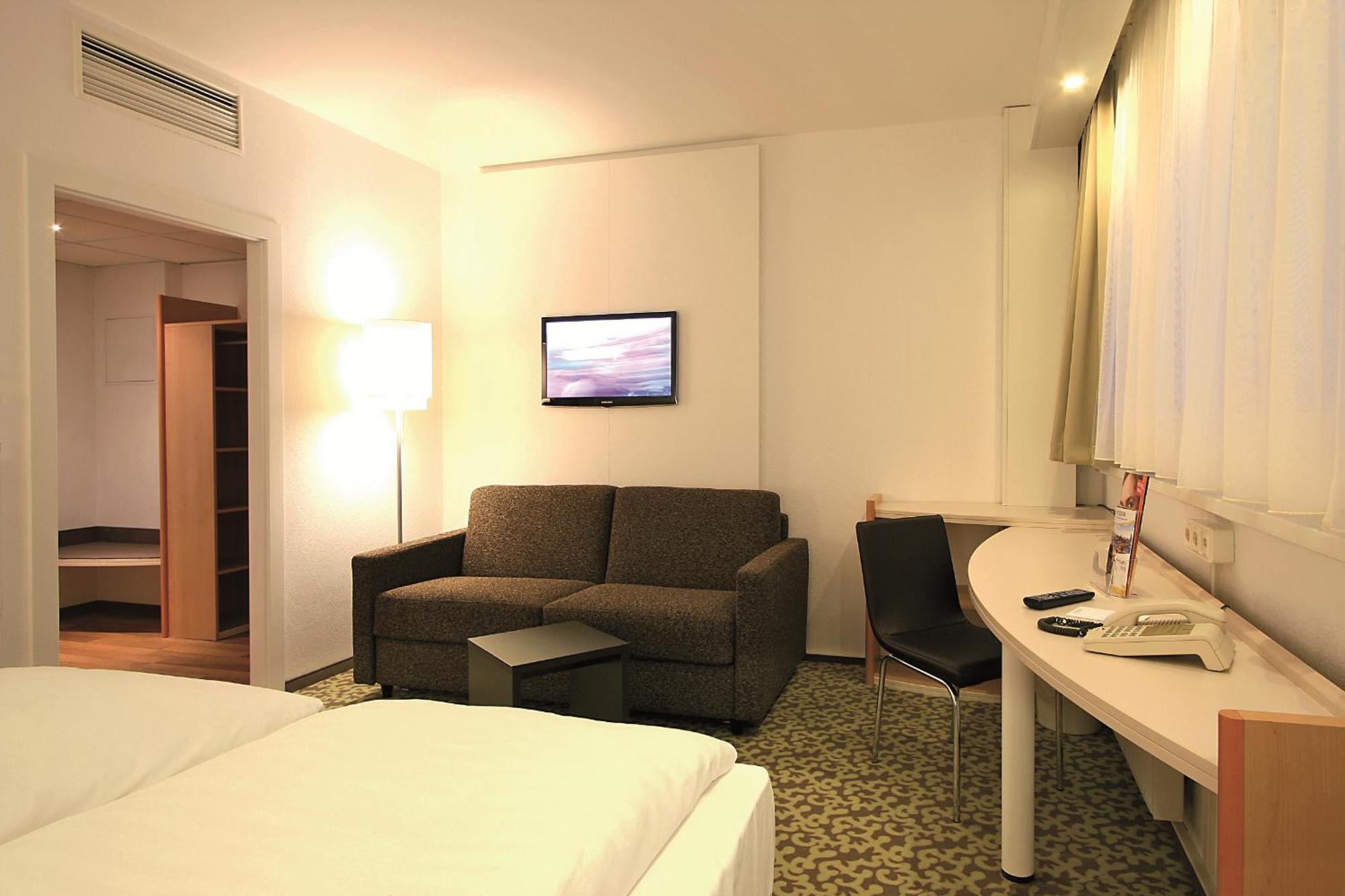 Standard Suite 1 double bed 2 sofas