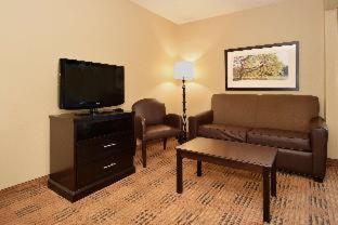 Deluxe Studio with 1 Queen Bed - Non-Smoking