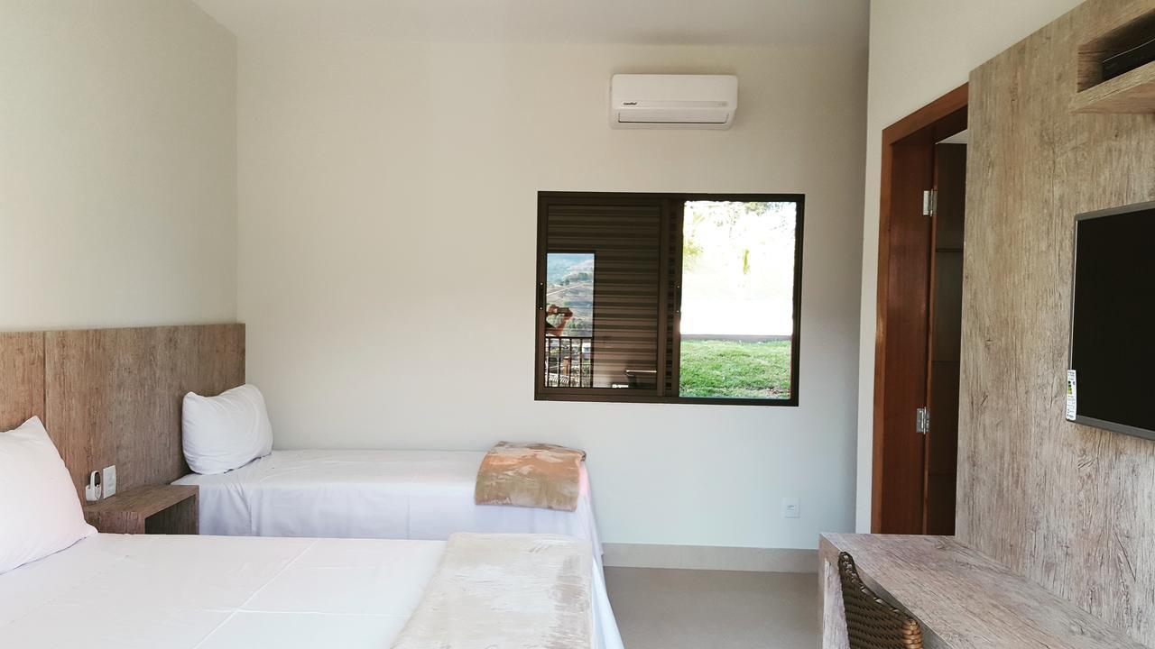 Quarto Triplo com Vista para a Piscina
