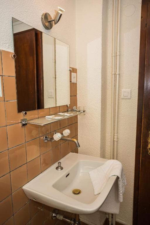 Single Room with Shared Bathroom