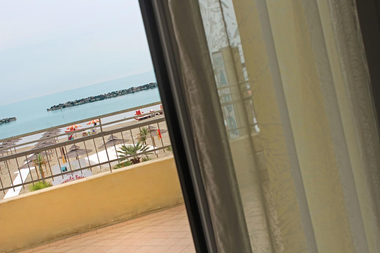 Camera Tripla con Vista Mare