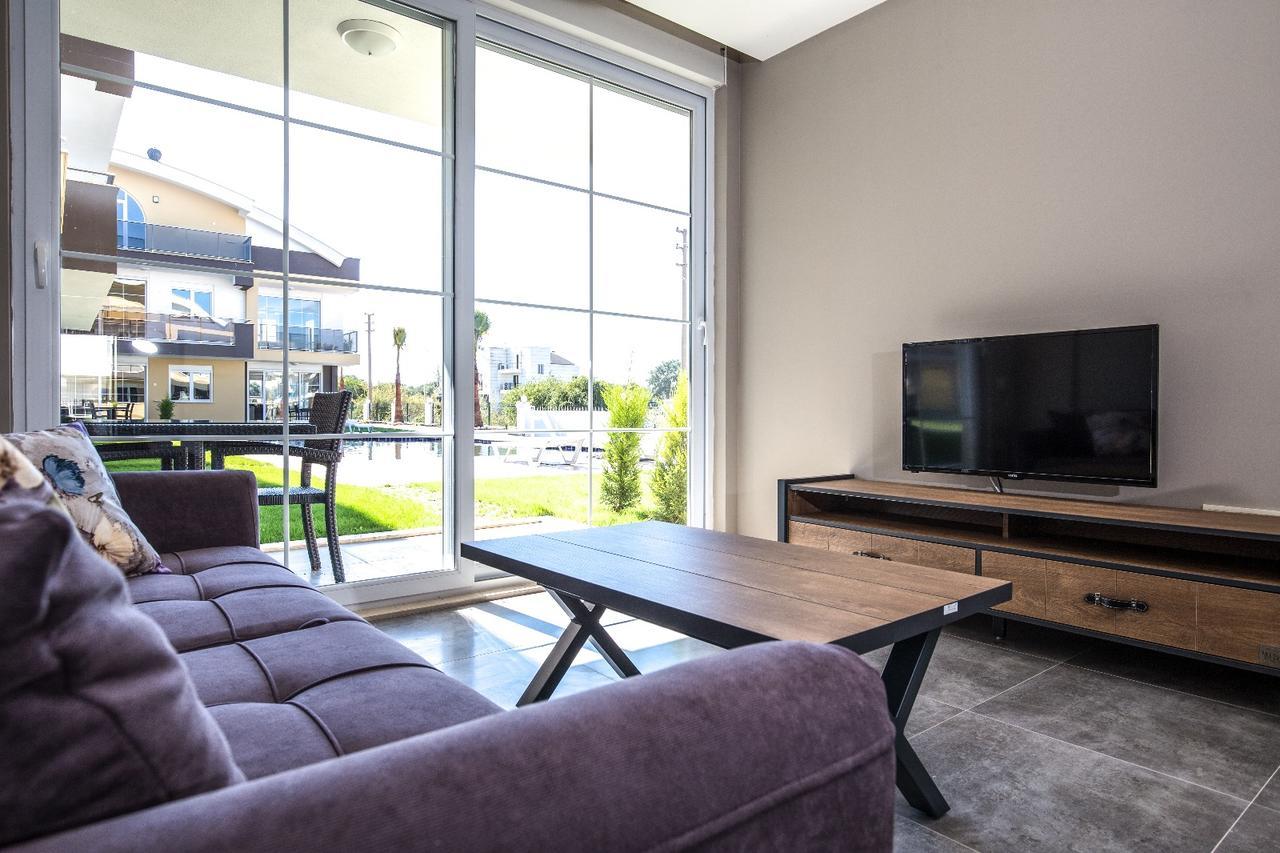 Deluxe One-Bedroom Apartment