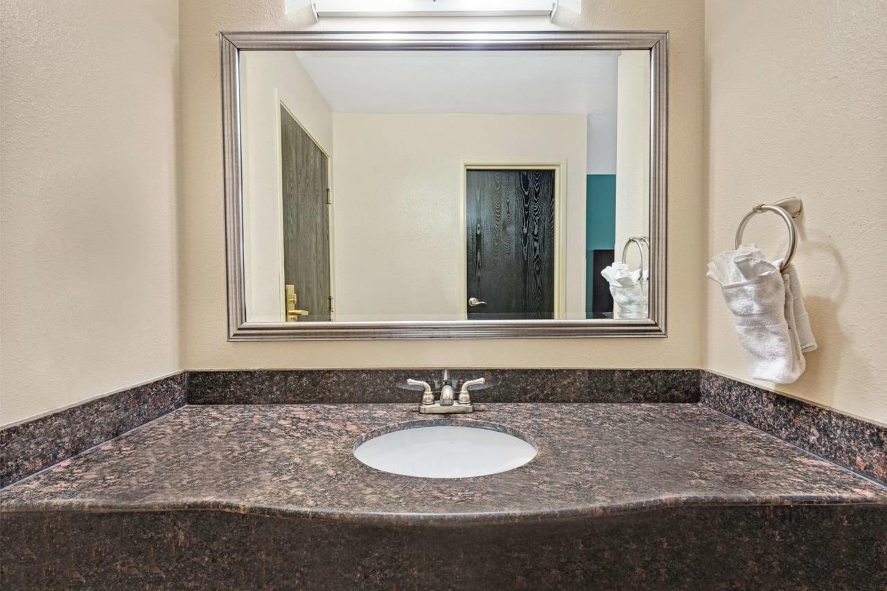Single Queen Room
