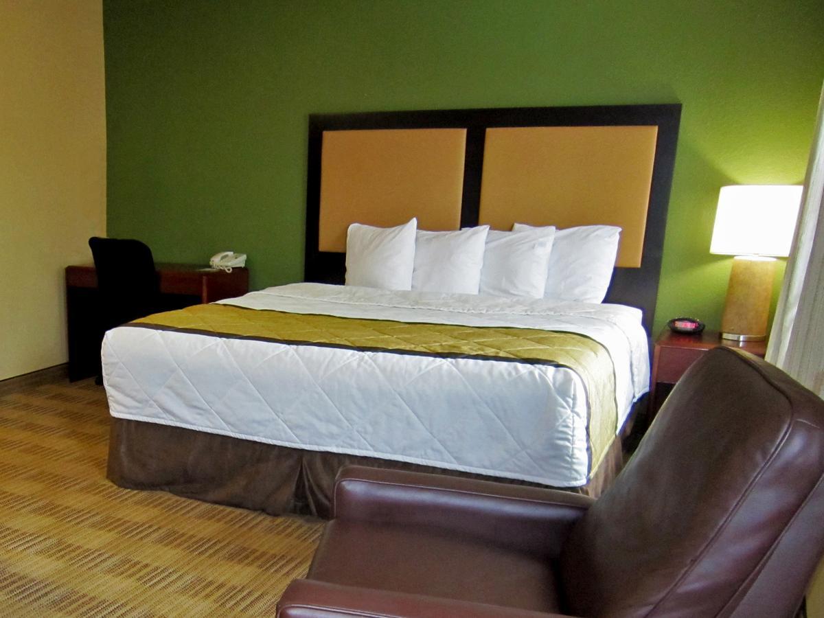 Deluxe Studio 1 King Bed Non-Smoking,630554070:JPEG