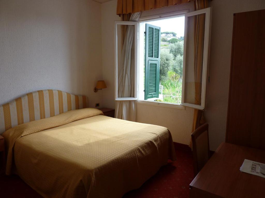 Economy Double or Twin Room,917366167:JPEG