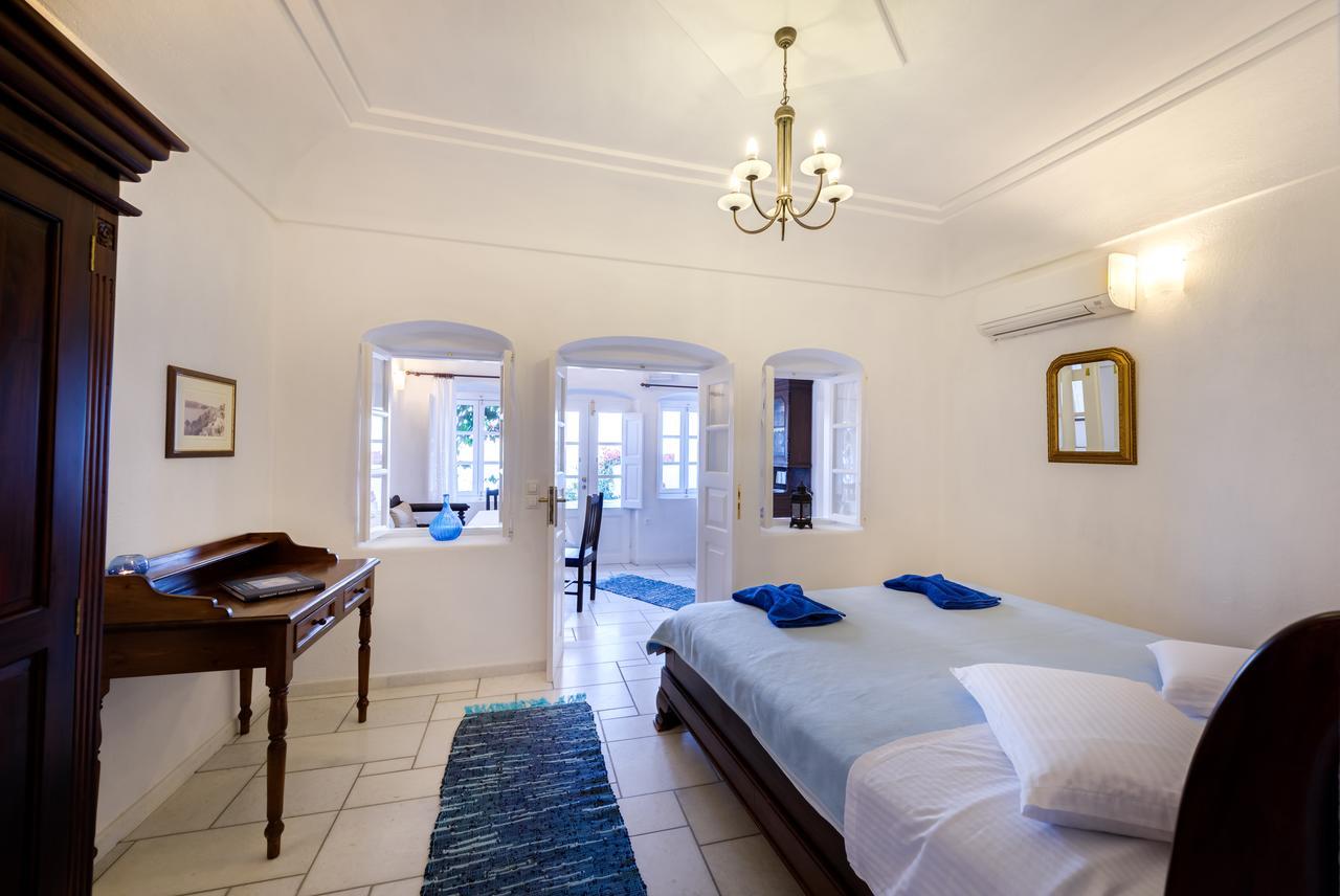 Romantic Villa with Caldera View