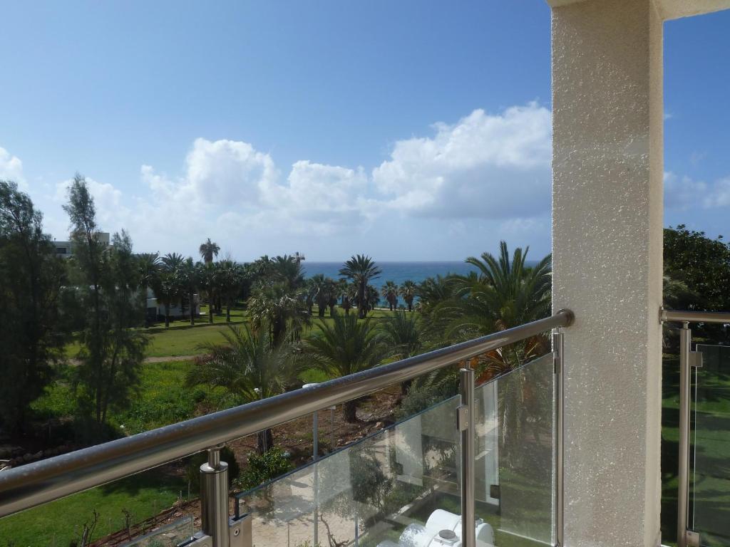 One-Bedroom Apartment with Side Sea View