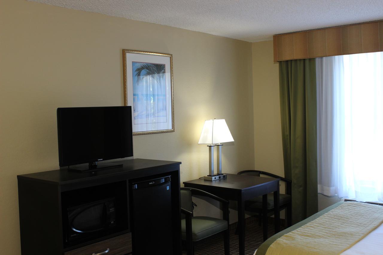 Deluxe Queen Room with Two Queen Beds - Non-Smoking