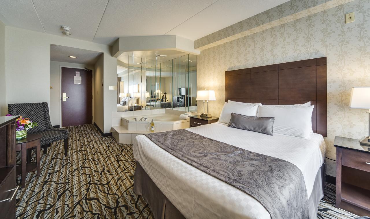 Queen Suite with Jetted Tub