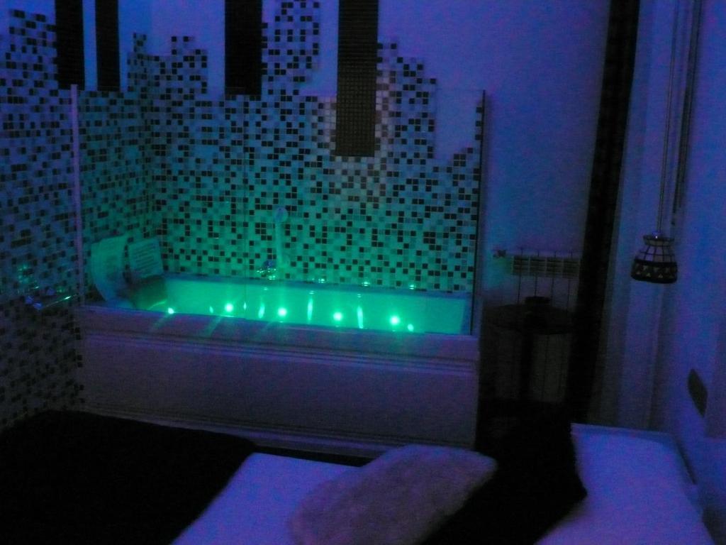 Double Room Spa Bath,64813837:JPEG