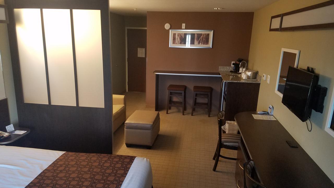 Queen Studio Suite - Non-Smoking