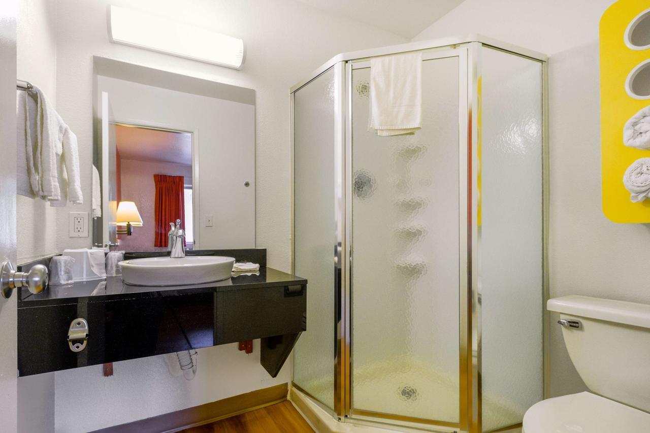 Double Room - Disability Access - Roll In Shower