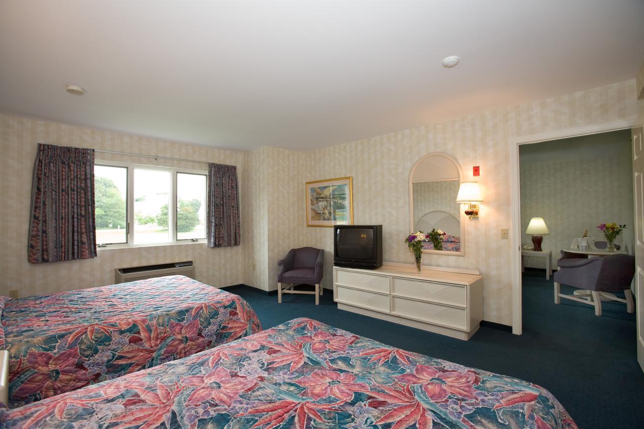 Deluxe Queen Suite