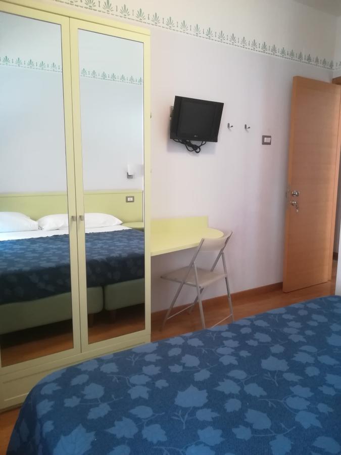 Small Double Room,670351998:JPEG