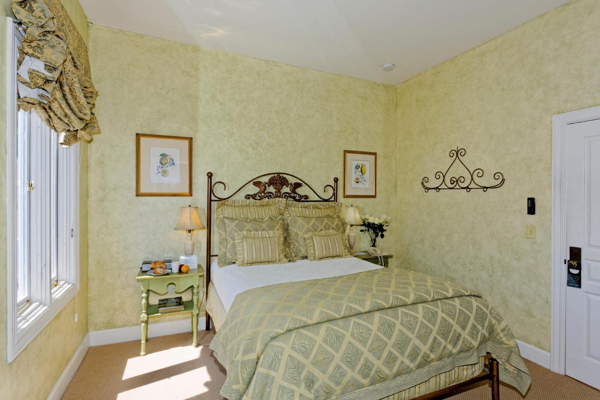 Standard Queen Room