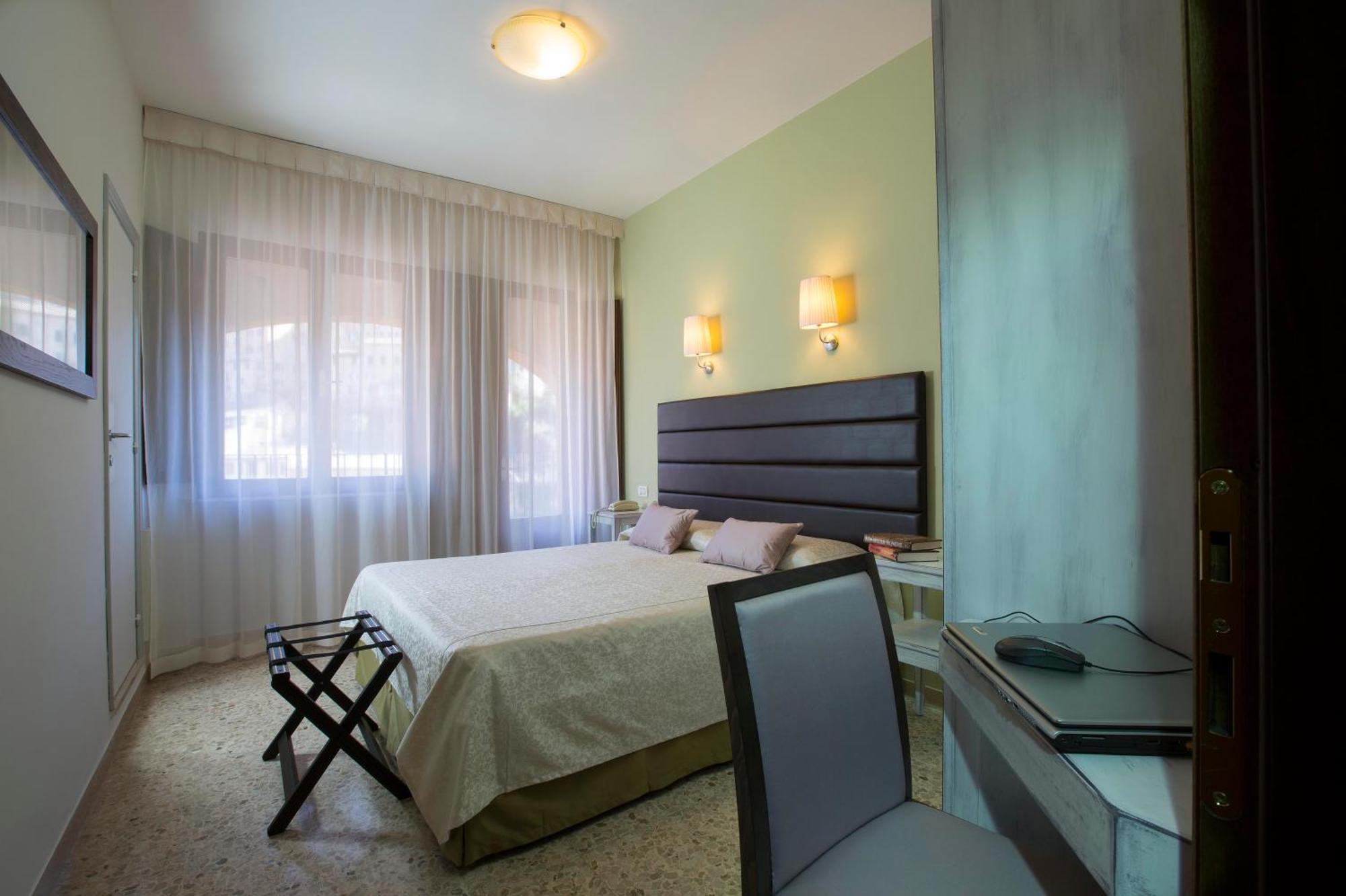 Camera Classic Matrimoniale/Doppia con Letti Singoli con Vista Città