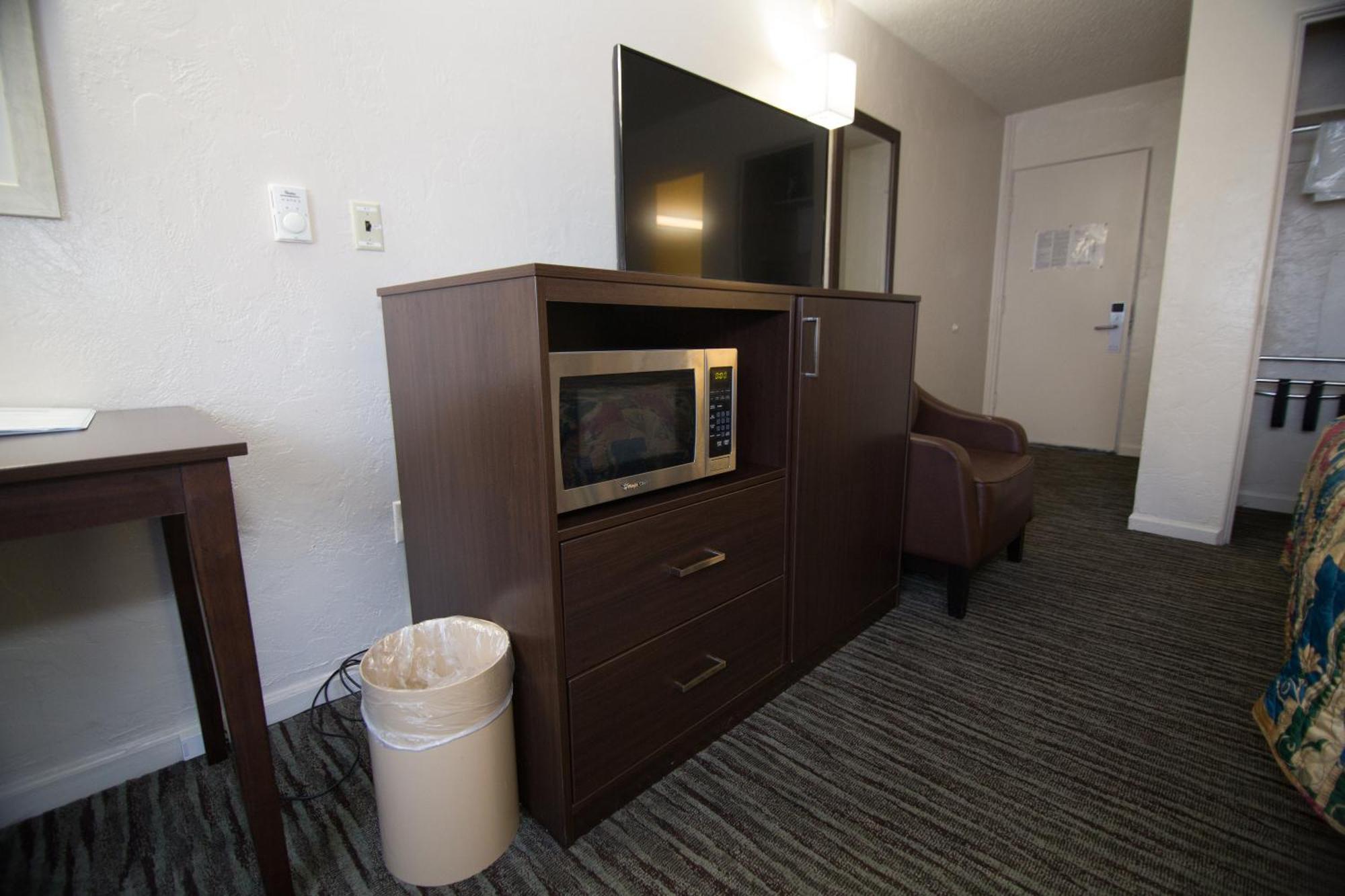 Queen Room and Extra Bed - Non Smoking