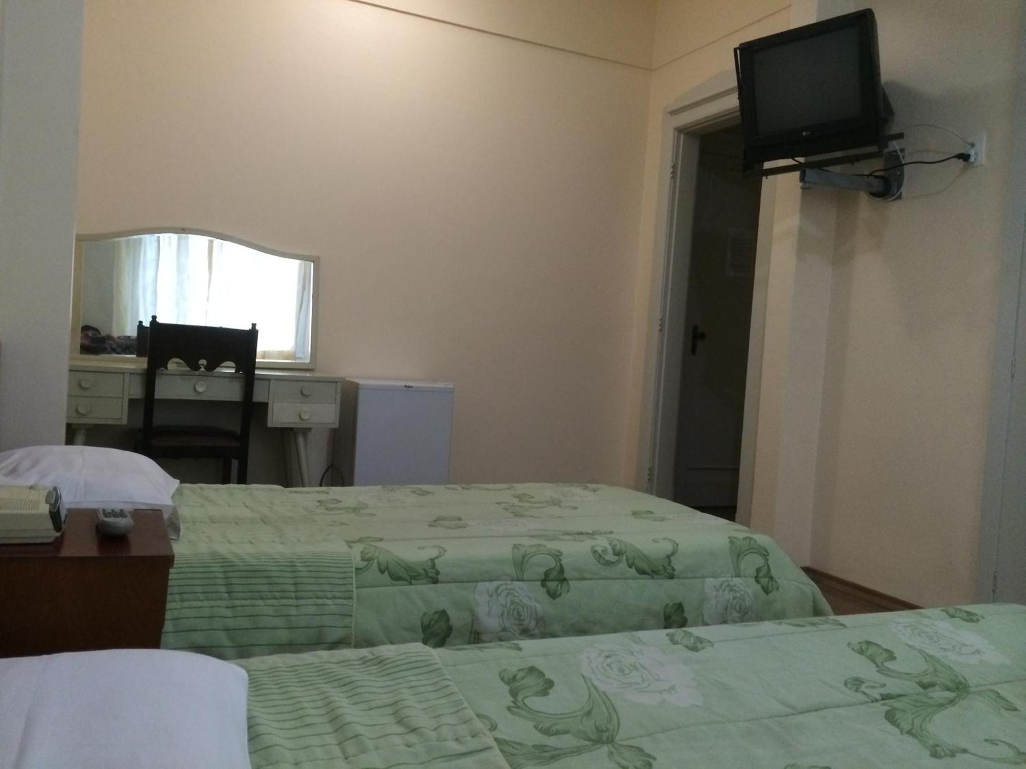 Quarto Grande com Cama de Casal ou 2 de Solteiro