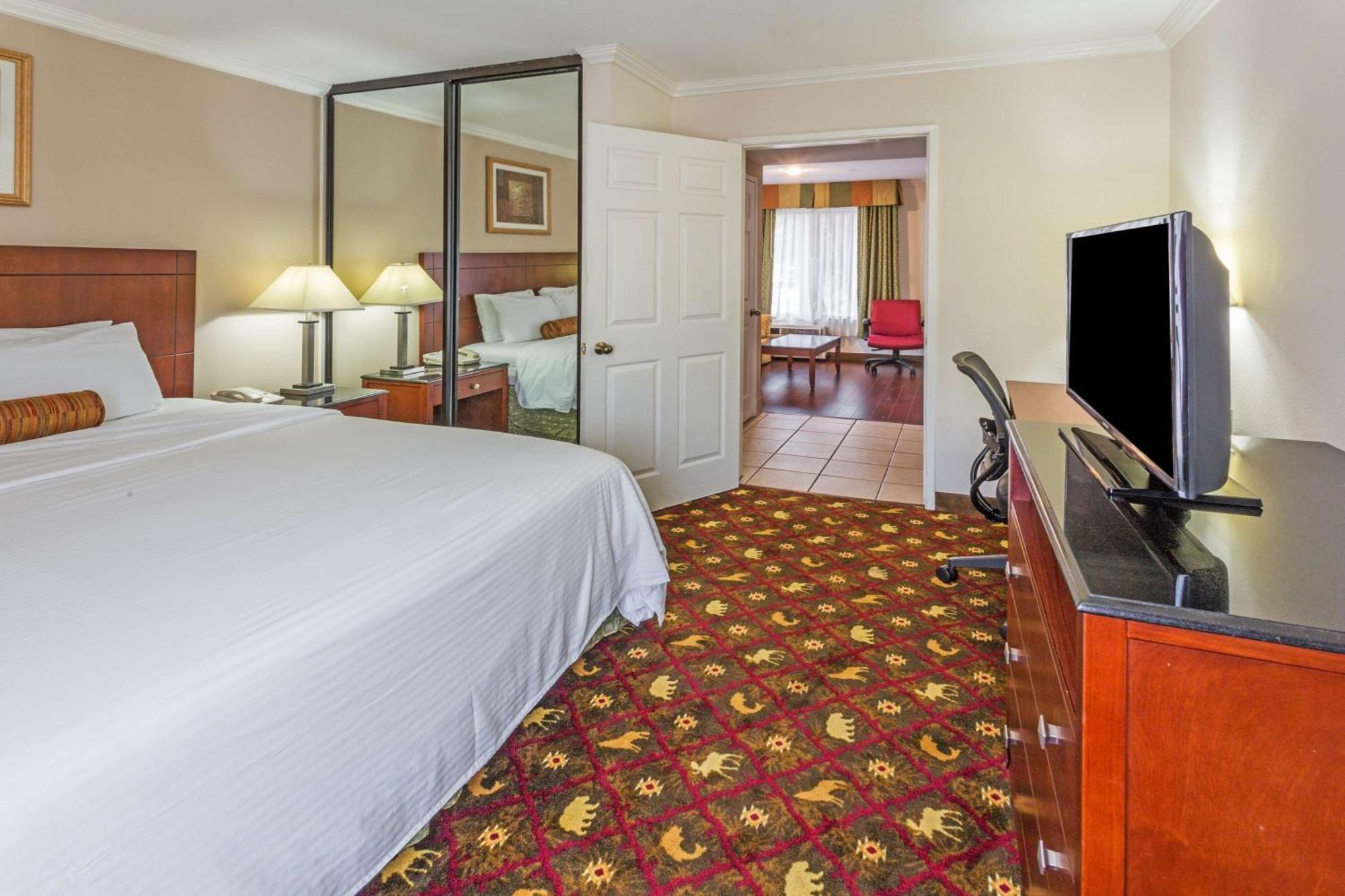 King Suite Non-Smoking,684034692:JPEG