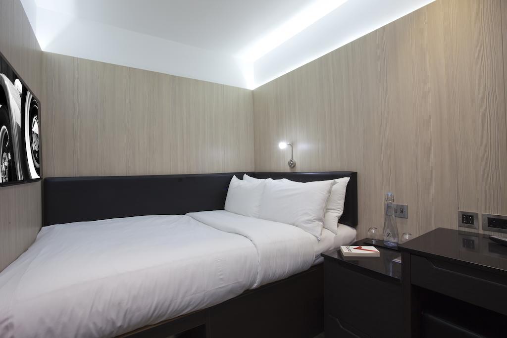 Queen Room without Window