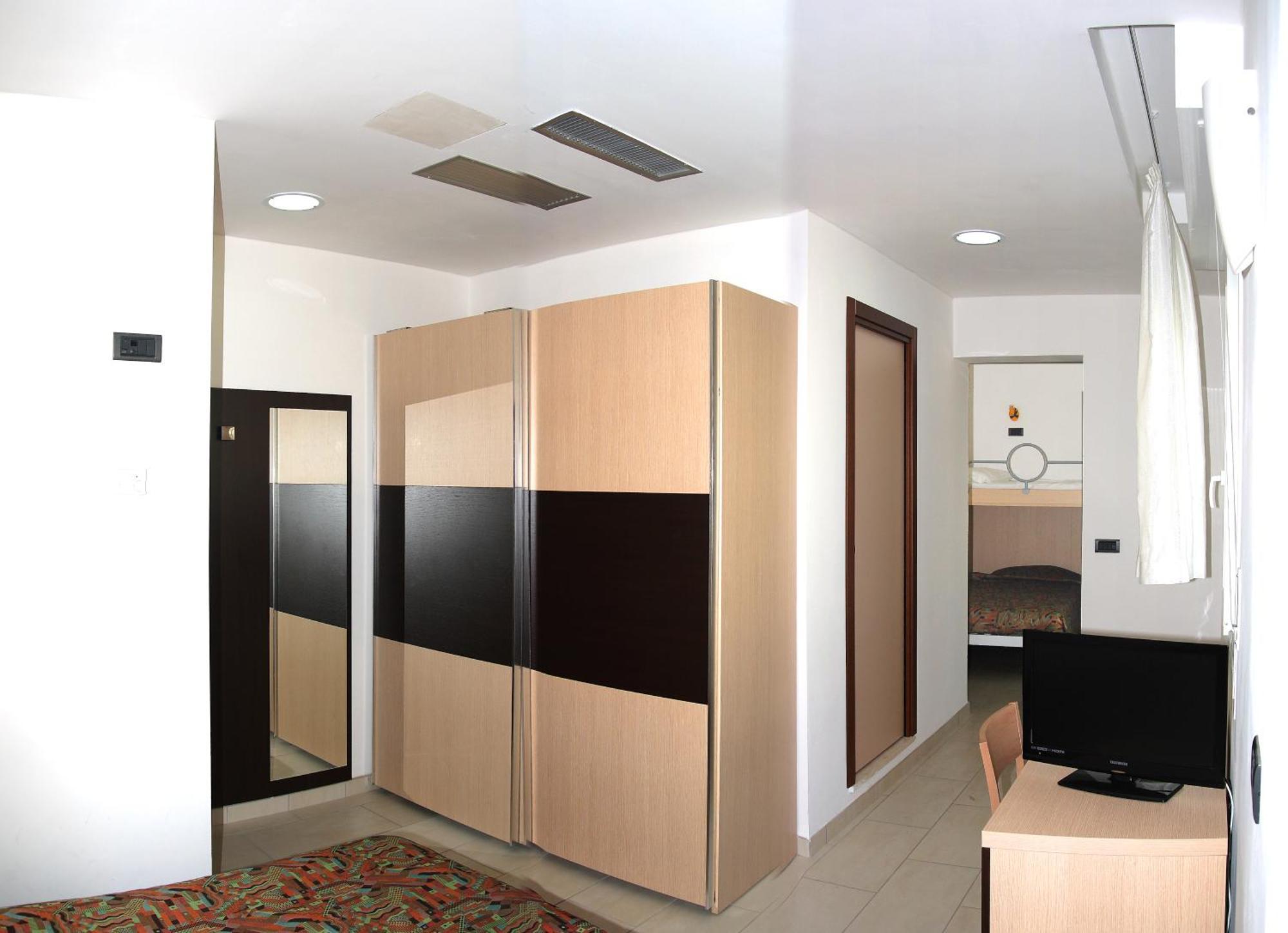Family Room,688047210:JPEG